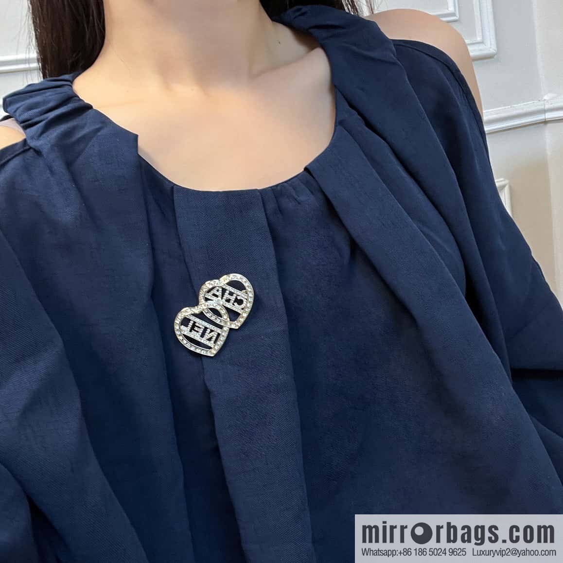 New ☑️ Chanel double love peach heart brooch
