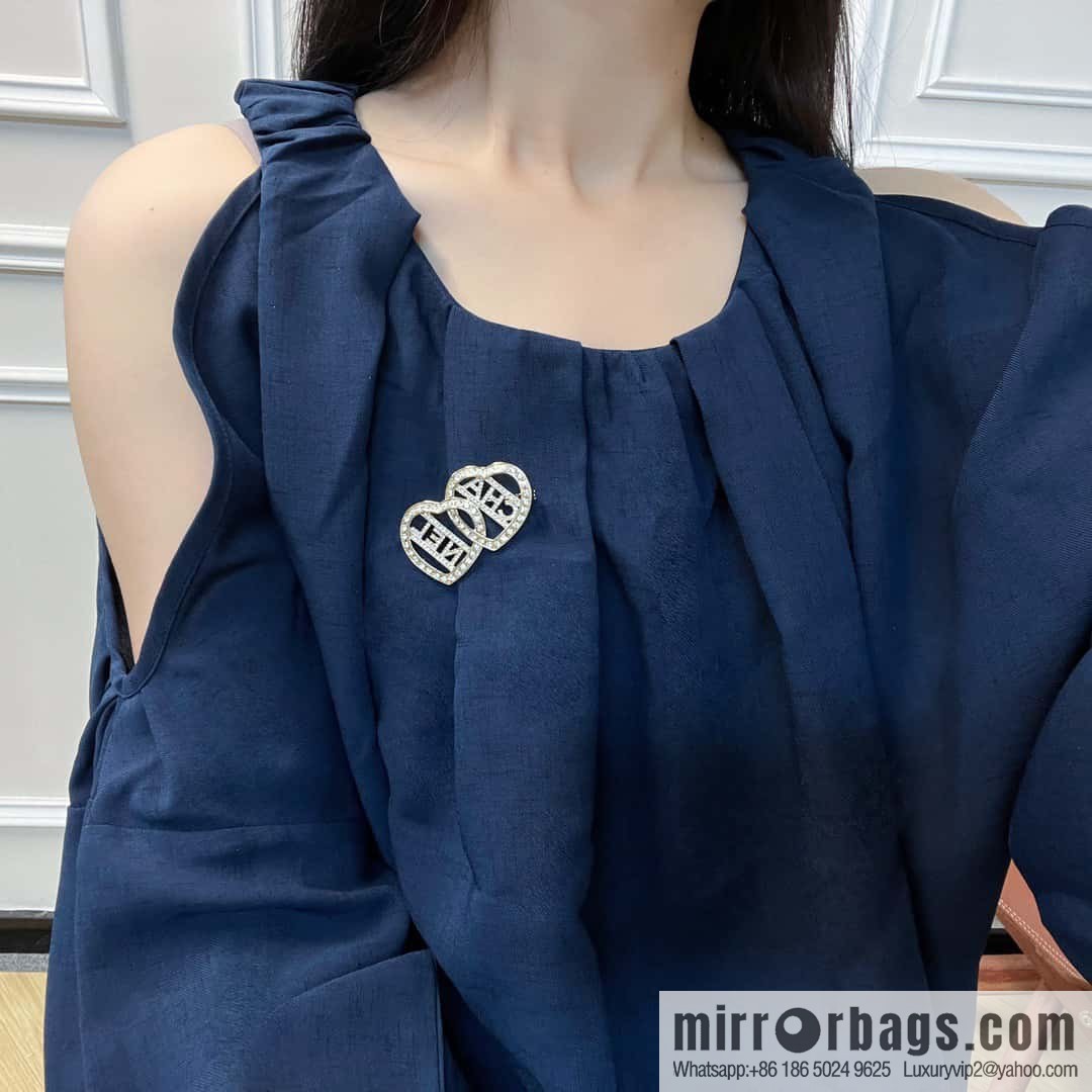 New ☑️ Chanel double love peach heart brooch
