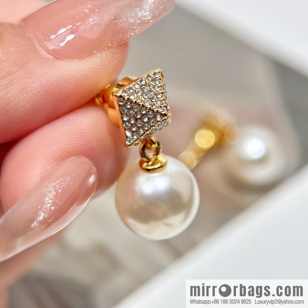 ❗️New ❗️ New ☑️ VALENTINO full diamond pearl stud earrings
