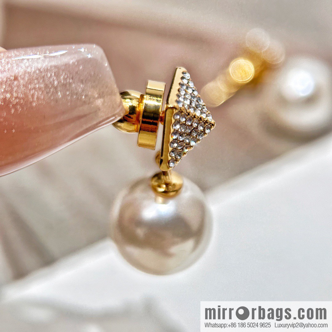 ❗️New ❗️ New ☑️ VALENTINO full diamond pearl stud earrings