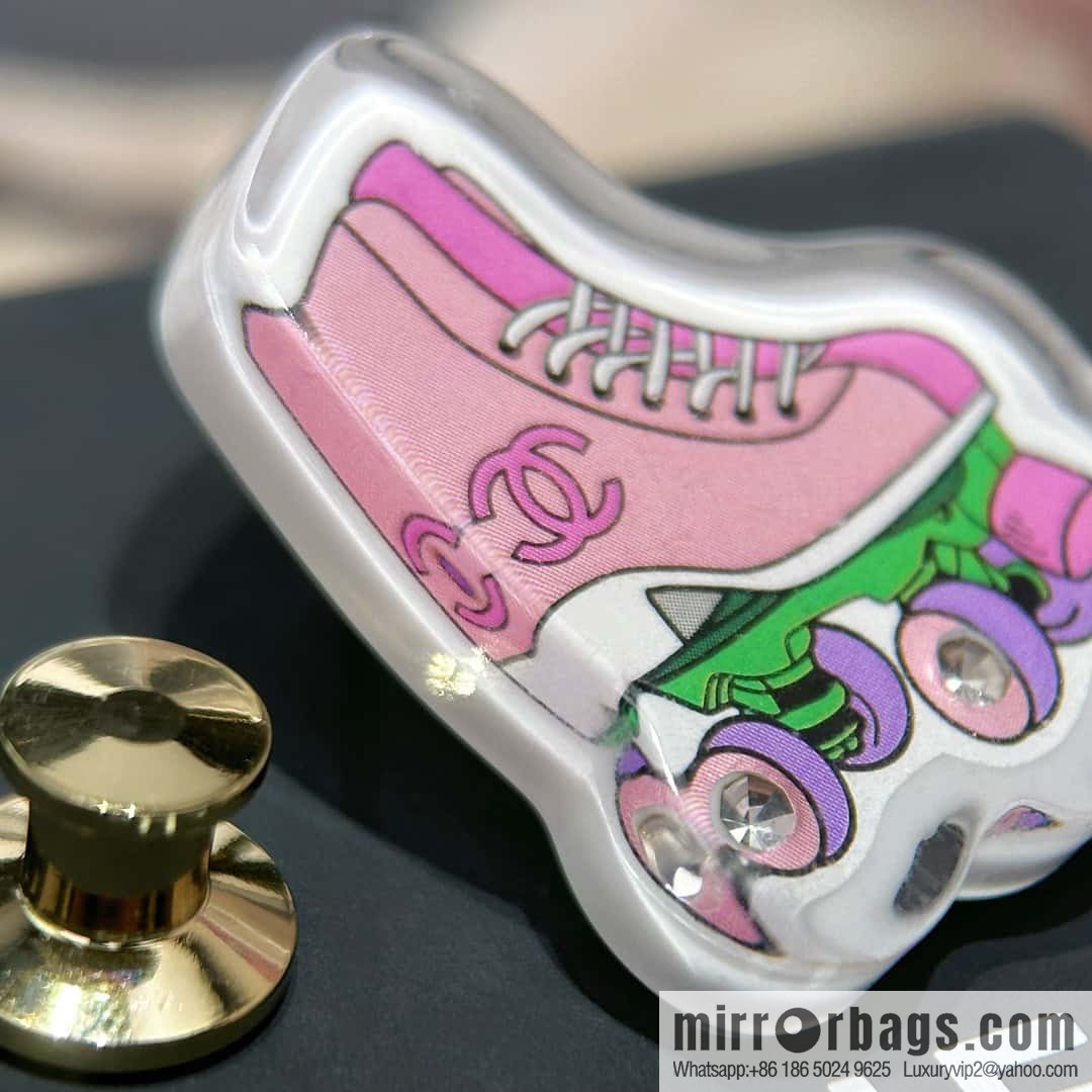 ☀️New ☑️ Chanel skate brooch ☀️