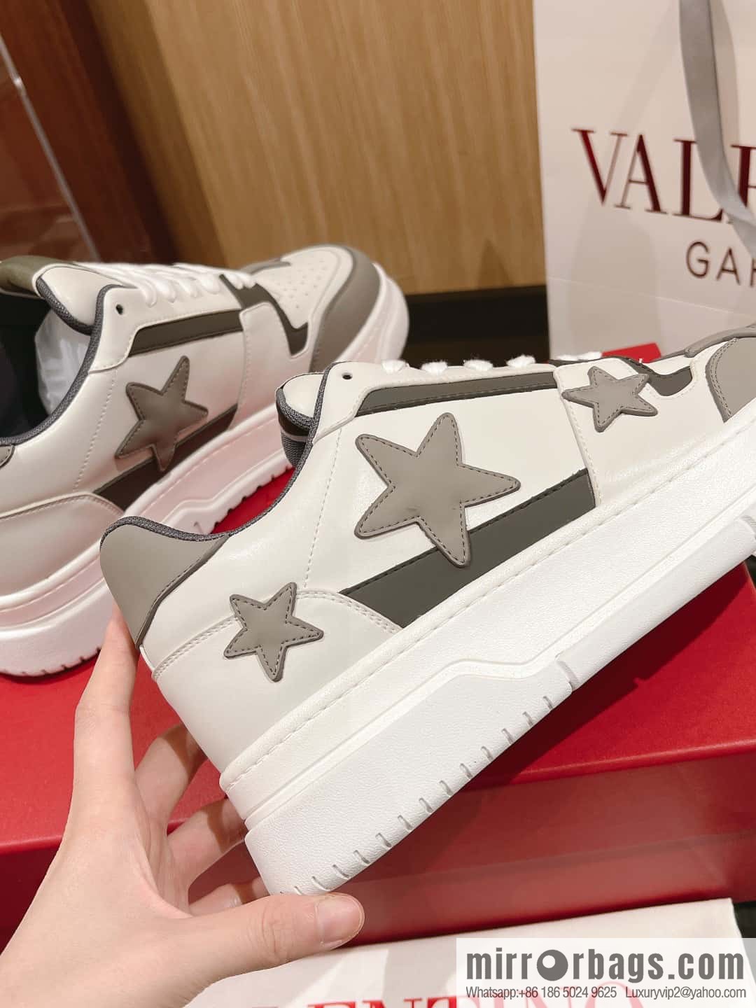 🐰🐰Valentino 2023 early autumn new star shoes Wang Hedi Ren Jialun star the same style