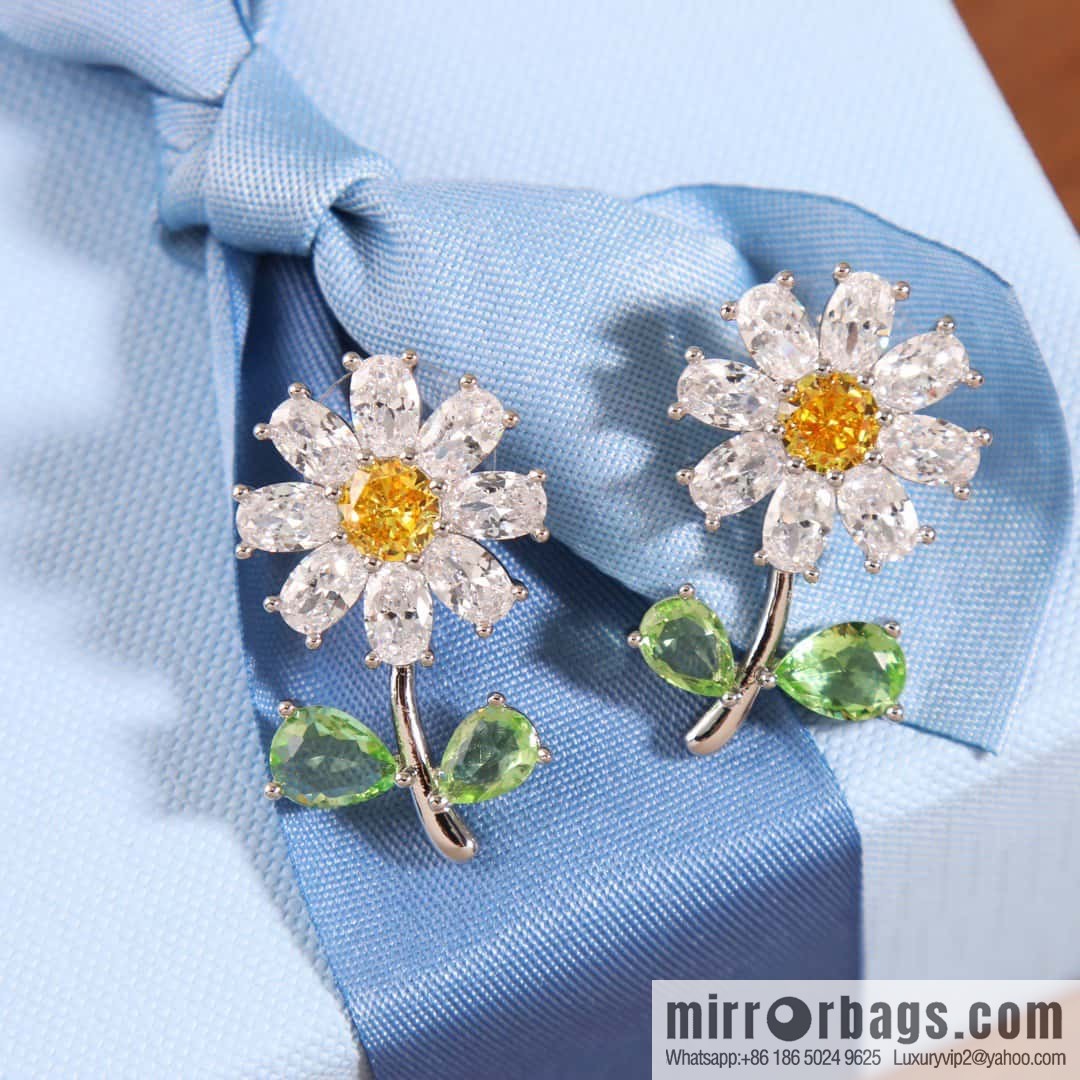 HEFANG little daisy flower stud earrings