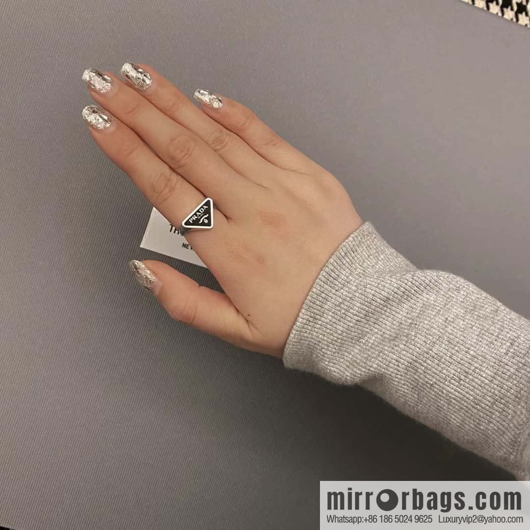 ☀️Prada triangle mark, open ring ☀️