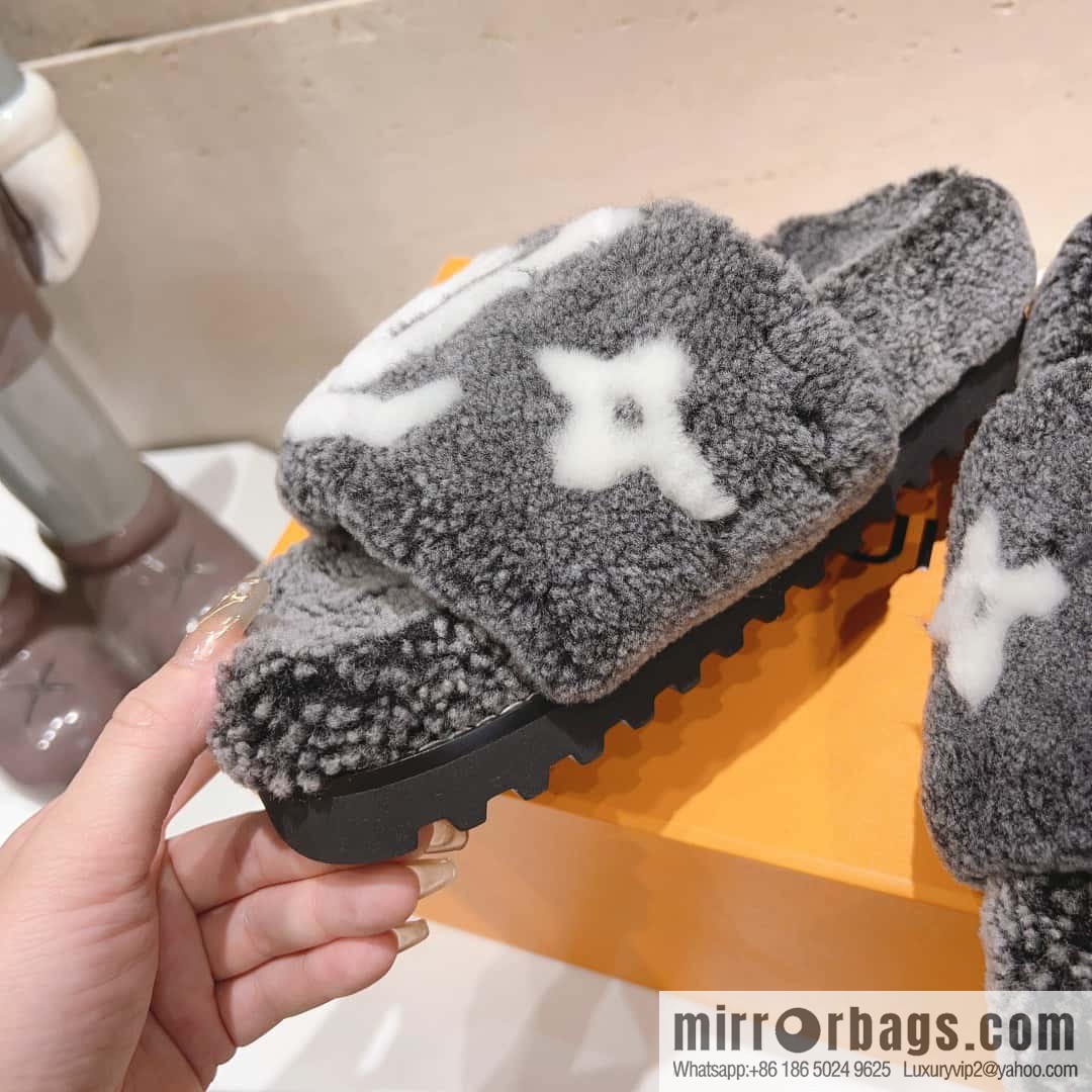 🐰🐰(Top version) Louis vuitton 2023 new wool slippers fine soft wool, grade 1 quality 🔝 pure fur