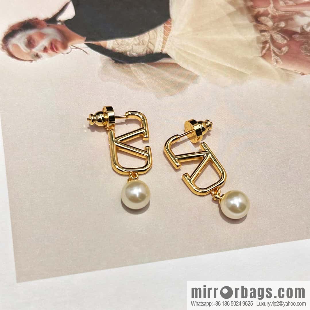 ❗️New ❗️ New ☑️ Valentino gold pearl stud earrings