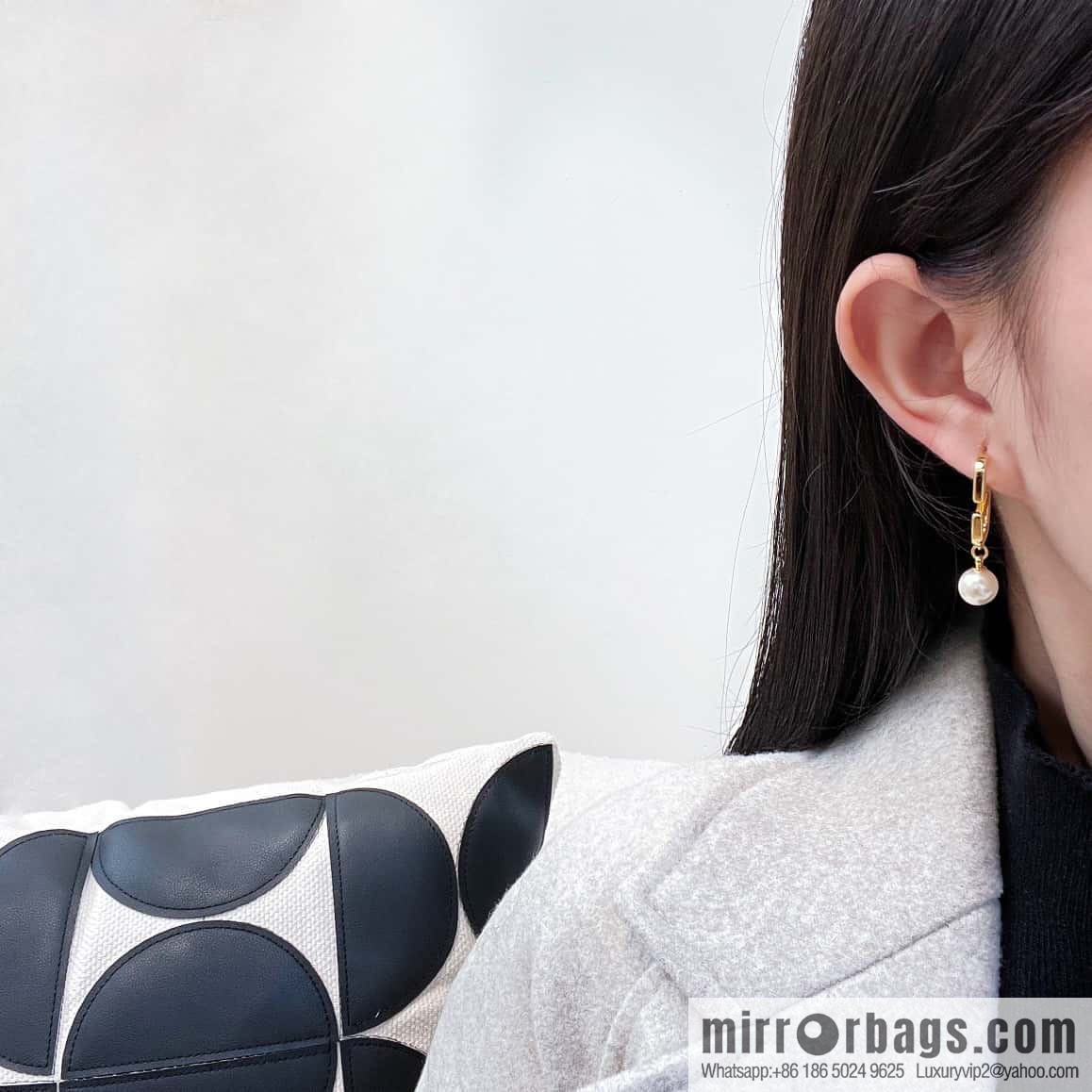❗️New ❗️ New ☑️ Valentino gold pearl stud earrings