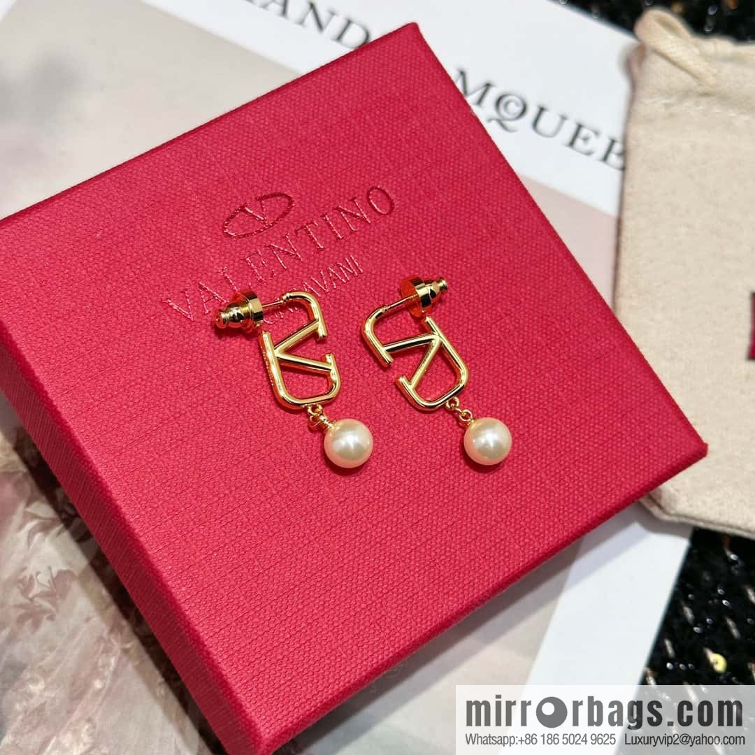❗️New ❗️ New ☑️ Valentino gold pearl stud earrings