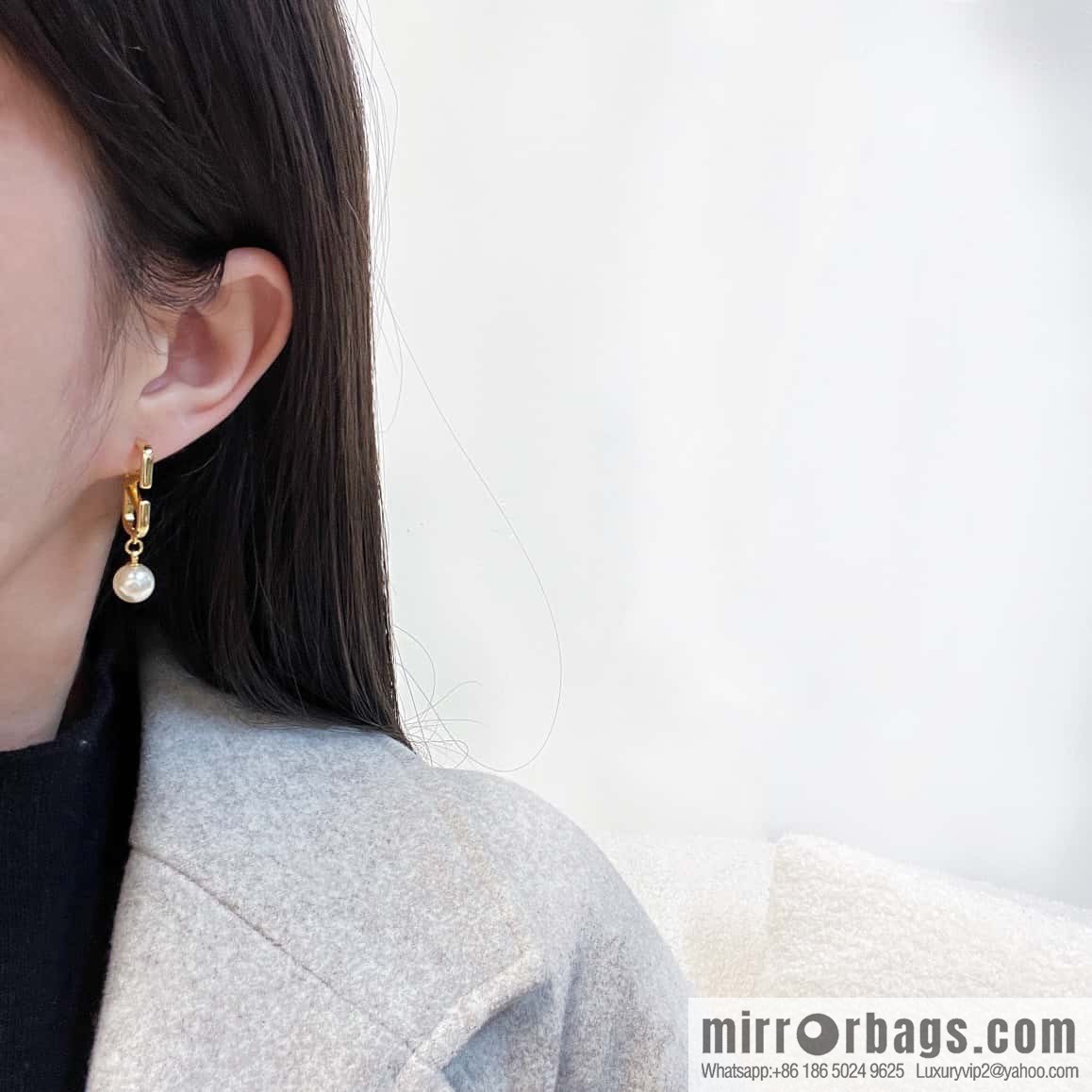 ❗️New ❗️ New ☑️ Valentino gold pearl stud earrings