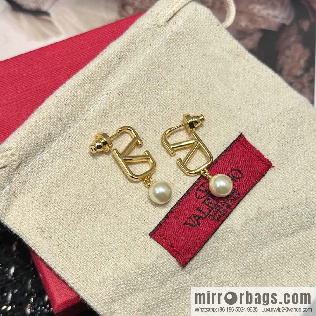 ❗️New ❗️ New ☑️ Valentino gold pearl stud earrings