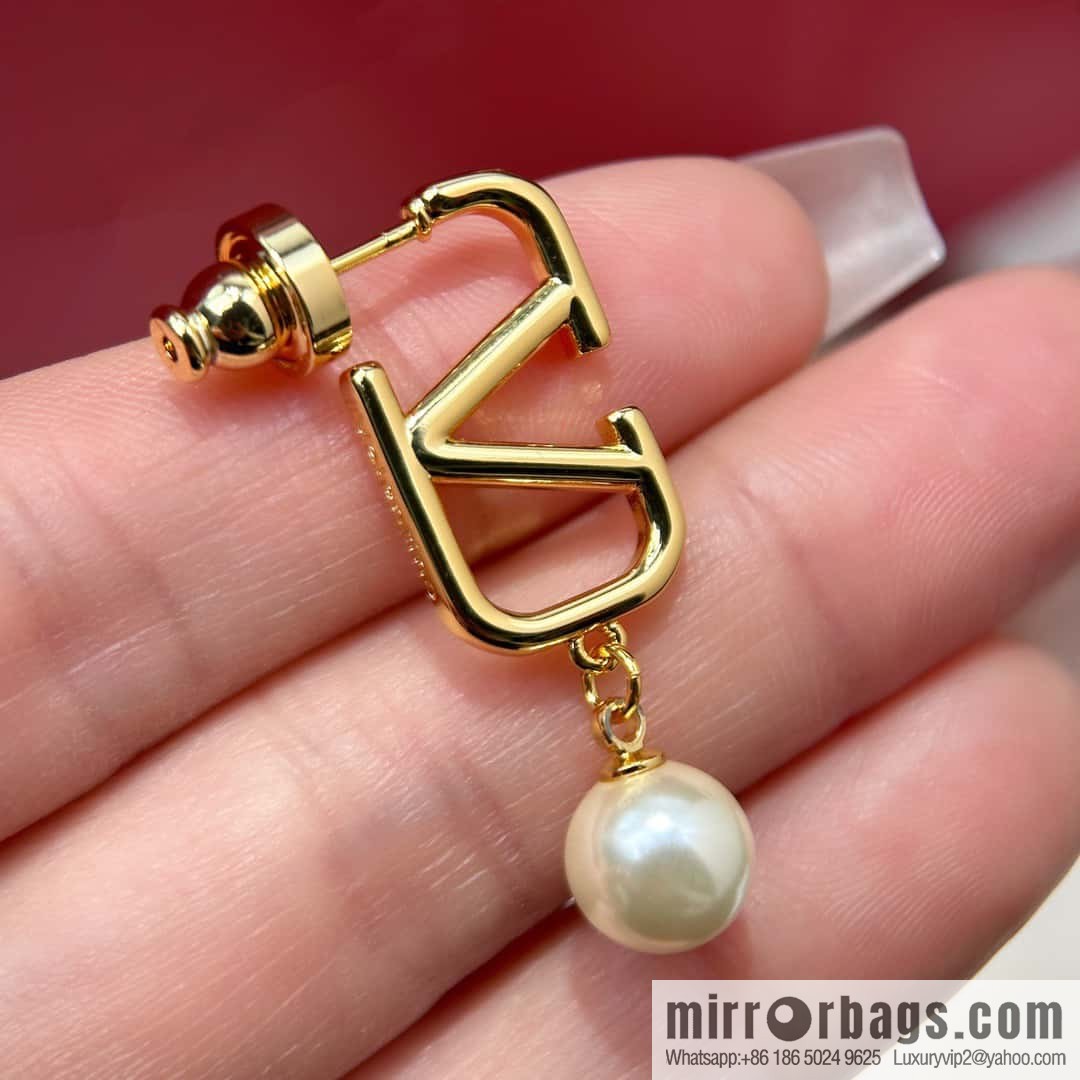 ❗️New ❗️ New ☑️ Valentino gold pearl stud earrings