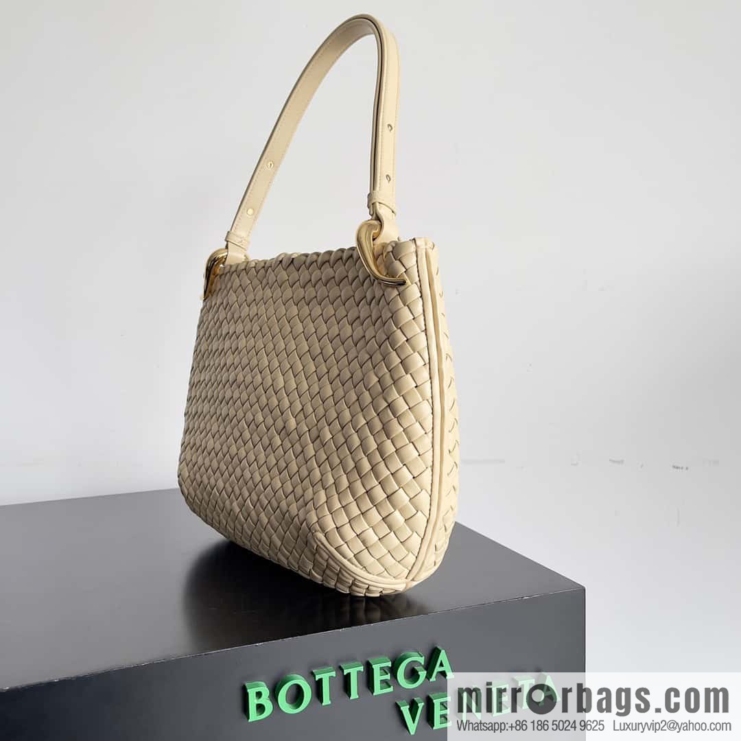 BV #CLICKER Bv 2023 Early Spring New Clicker Lamb woven tote bag model number 730969 Oat color