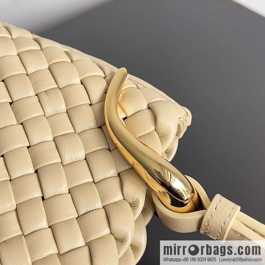 BV #CLICKER Bv 2023 Early Spring New Clicker Lamb woven tote bag model number 730969 Oat color