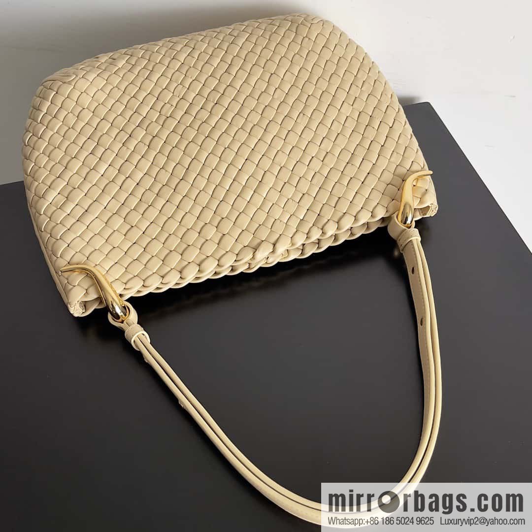 BV #CLICKER Bv 2023 Early Spring New Clicker Lamb woven tote bag model number 730969 Oat color