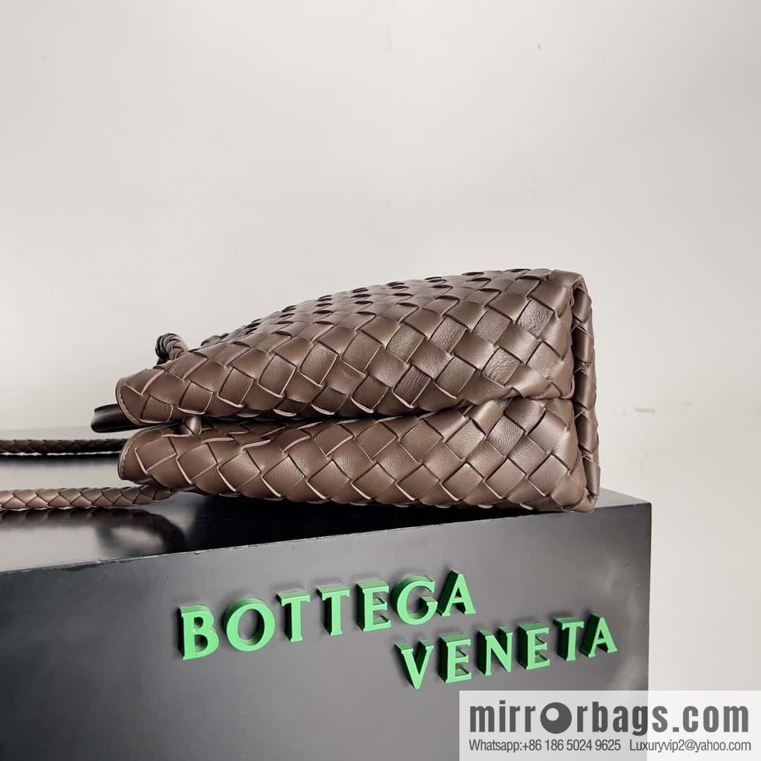 BV Bottega Veneta2023 New Andiamo Woven Handbag, Medium, Model: 743572 Candy Brown