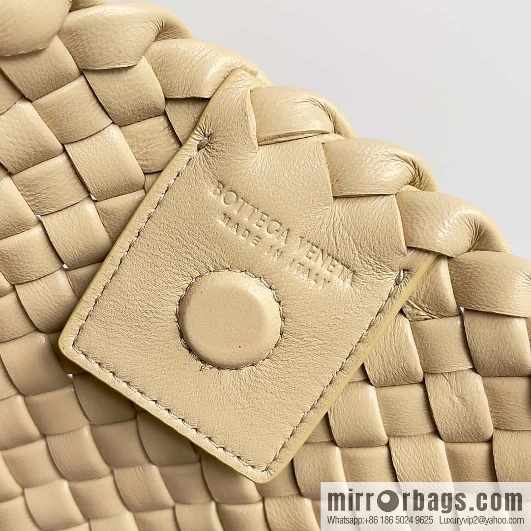 BV #CLICKER Bv 2023 Early Spring New Clicker Lamb woven tote bag model number 730969 Oat color