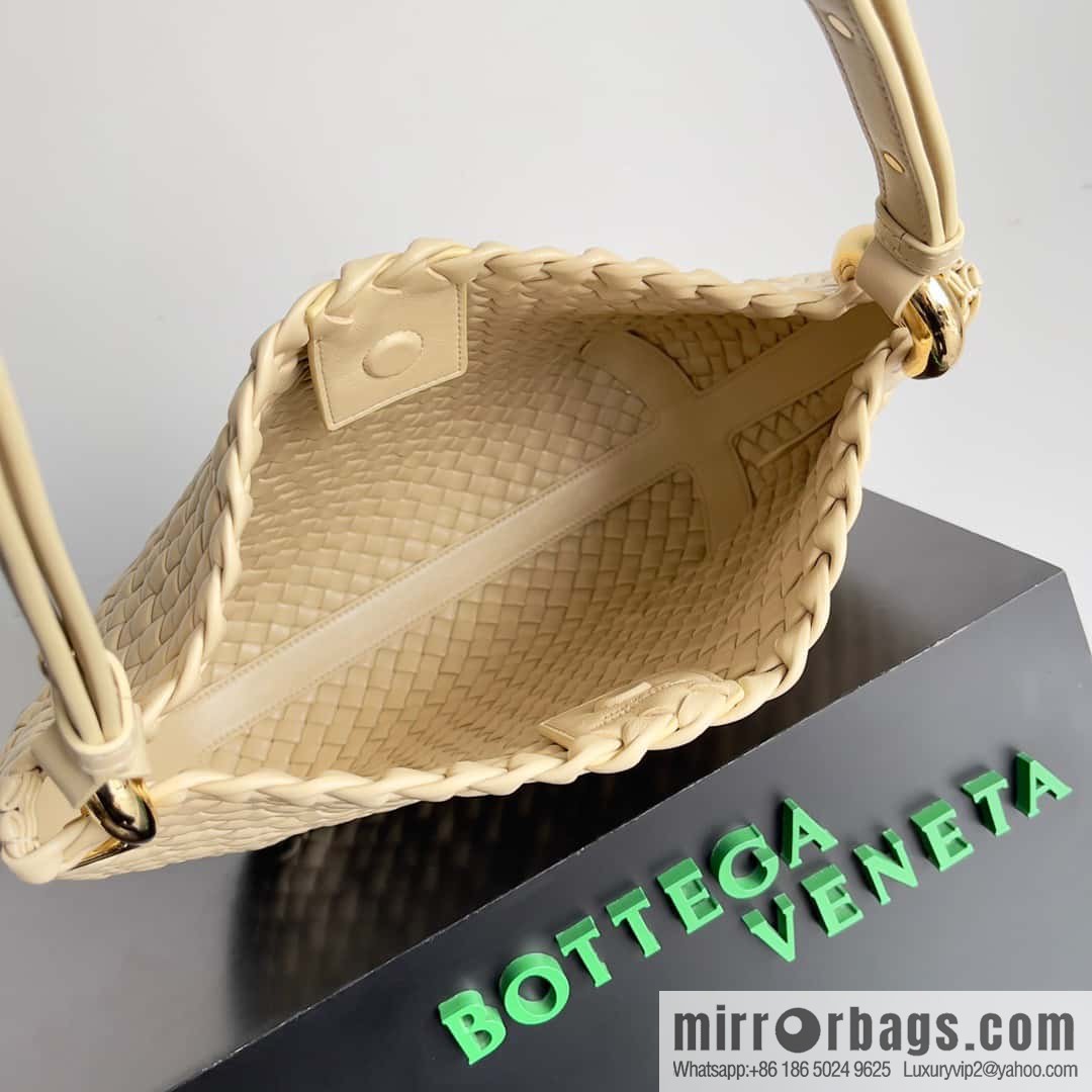 BV #CLICKER Bv 2023 Early Spring New Clicker Lamb woven tote bag model number 730969 Oat color