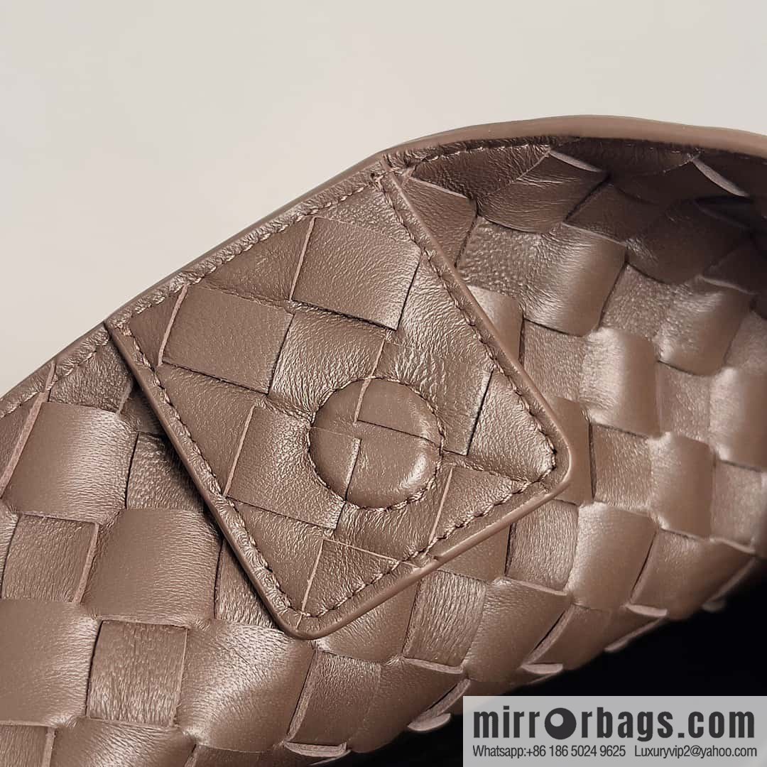BV Bottega Veneta2023 New Andiamo Woven Handbag, Medium, Model: 743572 Candy Brown