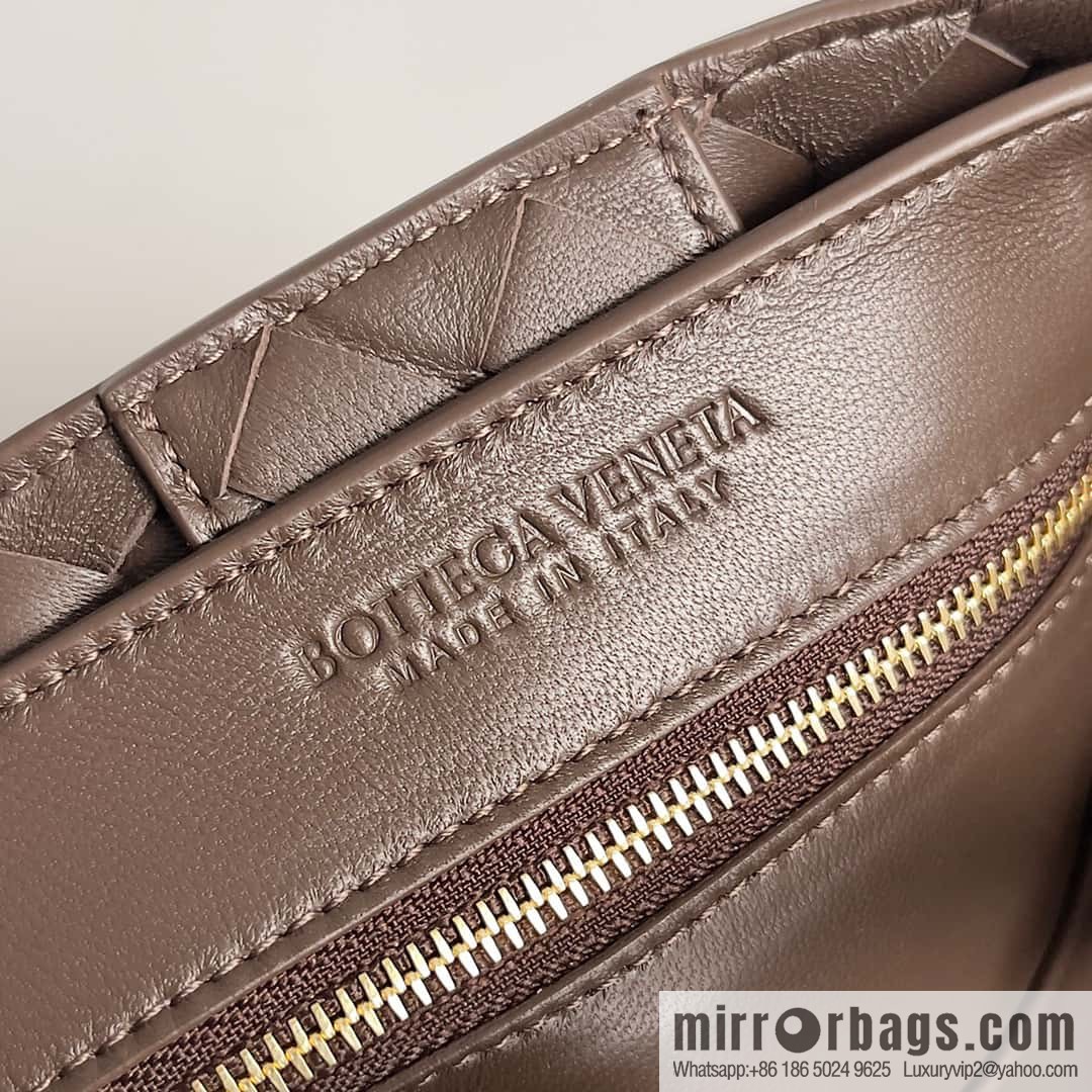 BV Bottega Veneta2023 New Andiamo Woven Handbag, Medium, Model: 743572 Candy Brown