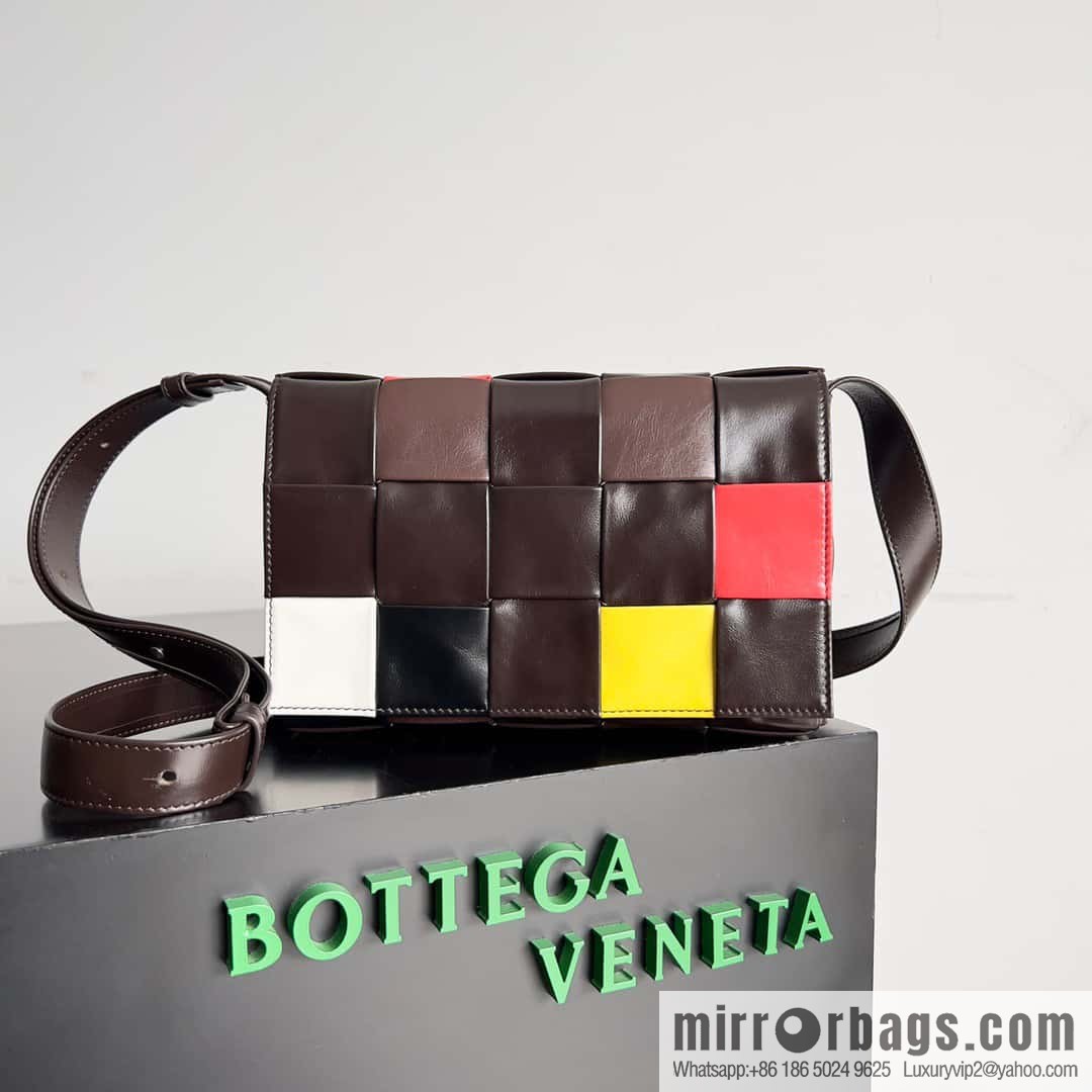 Bottega Veneta's new Cassette collection Men's fashion number: 667298