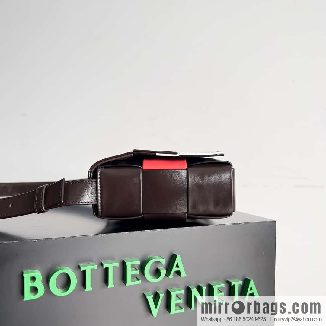 Bottega Veneta's new Cassette collection Men's fashion number: 667298