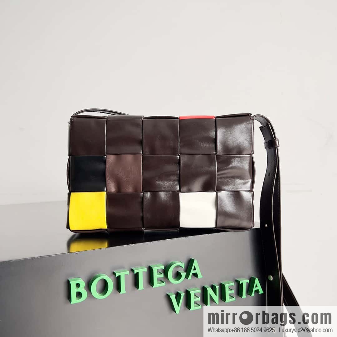 Bottega Veneta's new Cassette collection Men's fashion number: 667298