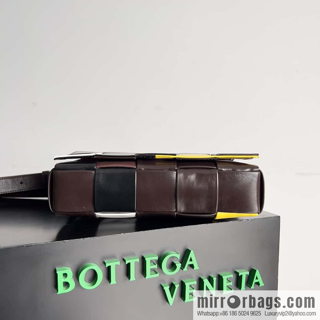Bottega Veneta's new Cassette collection Men's fashion number: 667298