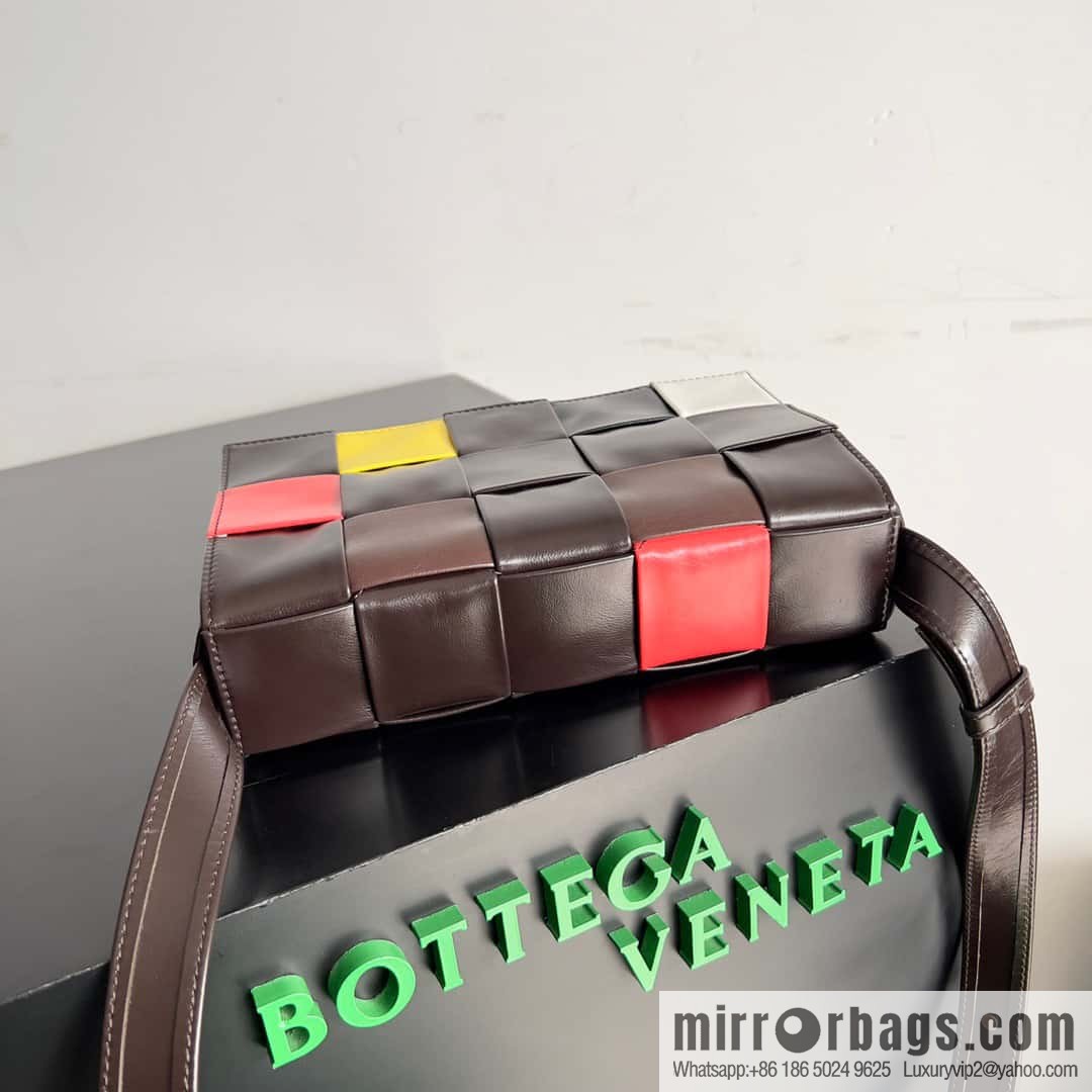 Bottega Veneta's new Cassette collection Men's fashion number: 667298