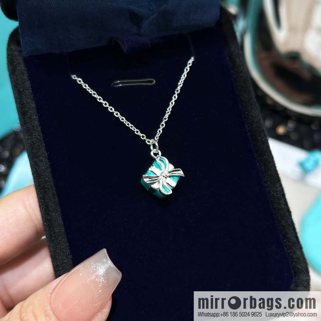 ❗️New ❗️ New ☑️ TIFFANY & Co. gift box necklace