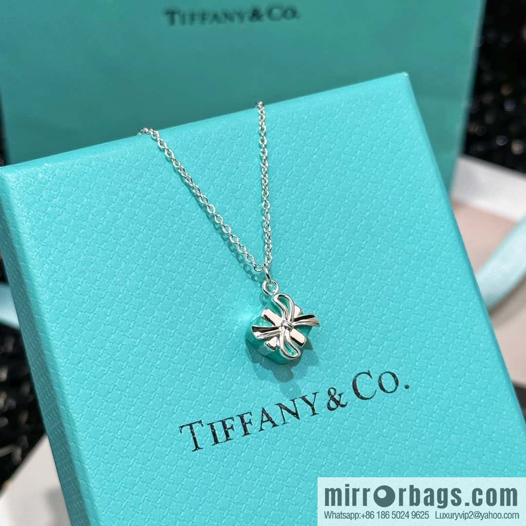 ❗️New ❗️ New ☑️ TIFFANY & Co. gift box necklace