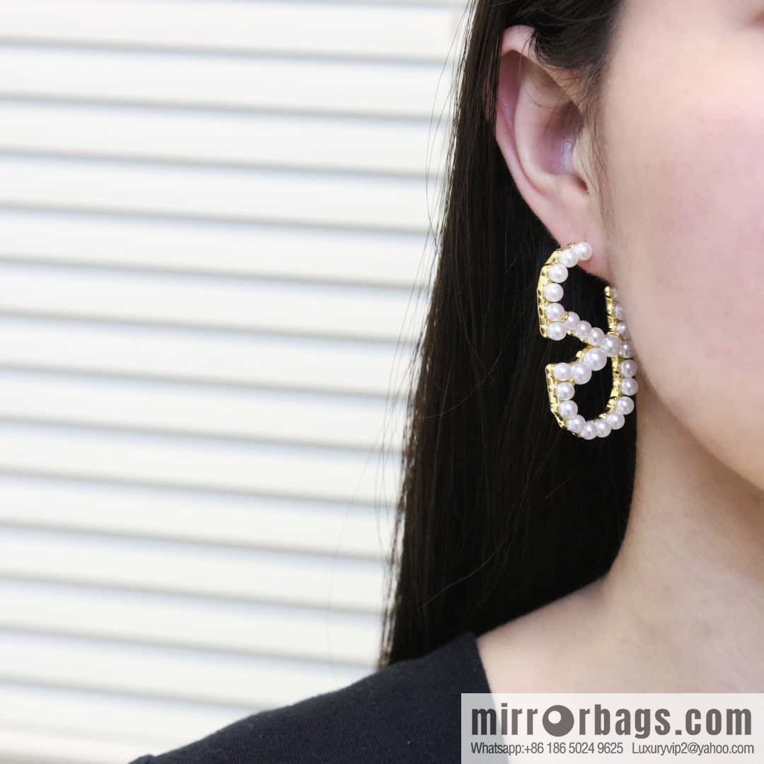 New ☑️ Valentino pearl stud earrings