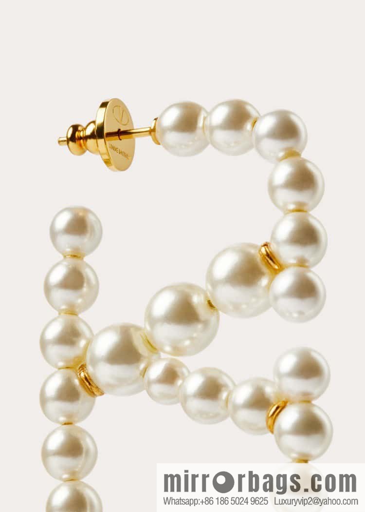 New ☑️ Valentino pearl stud earrings