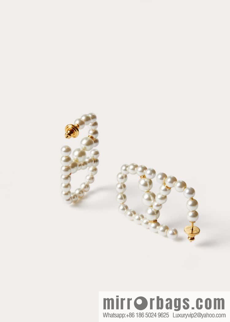 New ☑️ Valentino pearl stud earrings