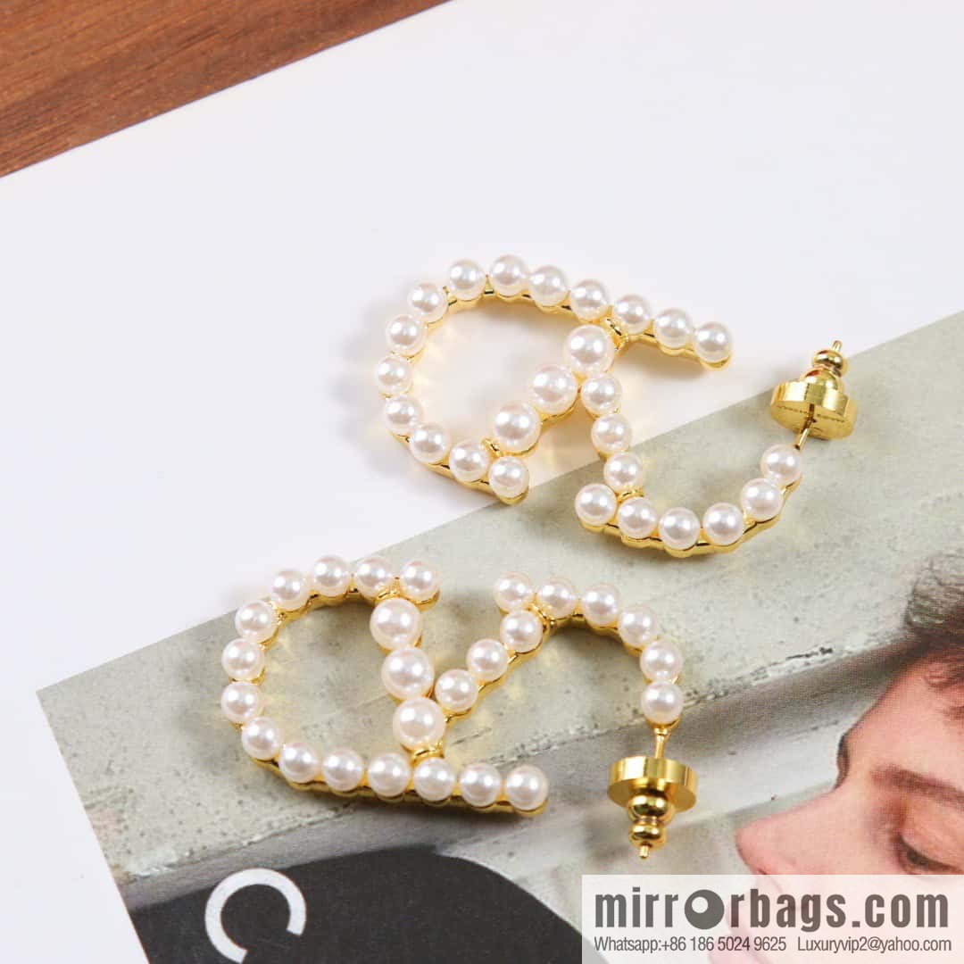 New ☑️ Valentino pearl stud earrings