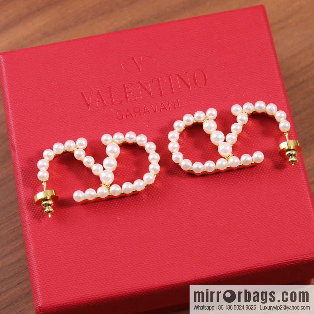 New ☑️ Valentino pearl stud earrings