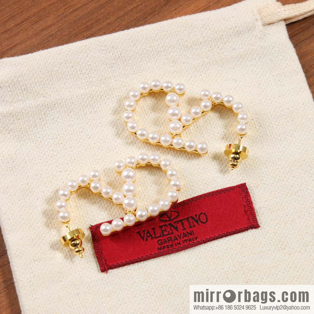 New ☑️ Valentino pearl stud earrings