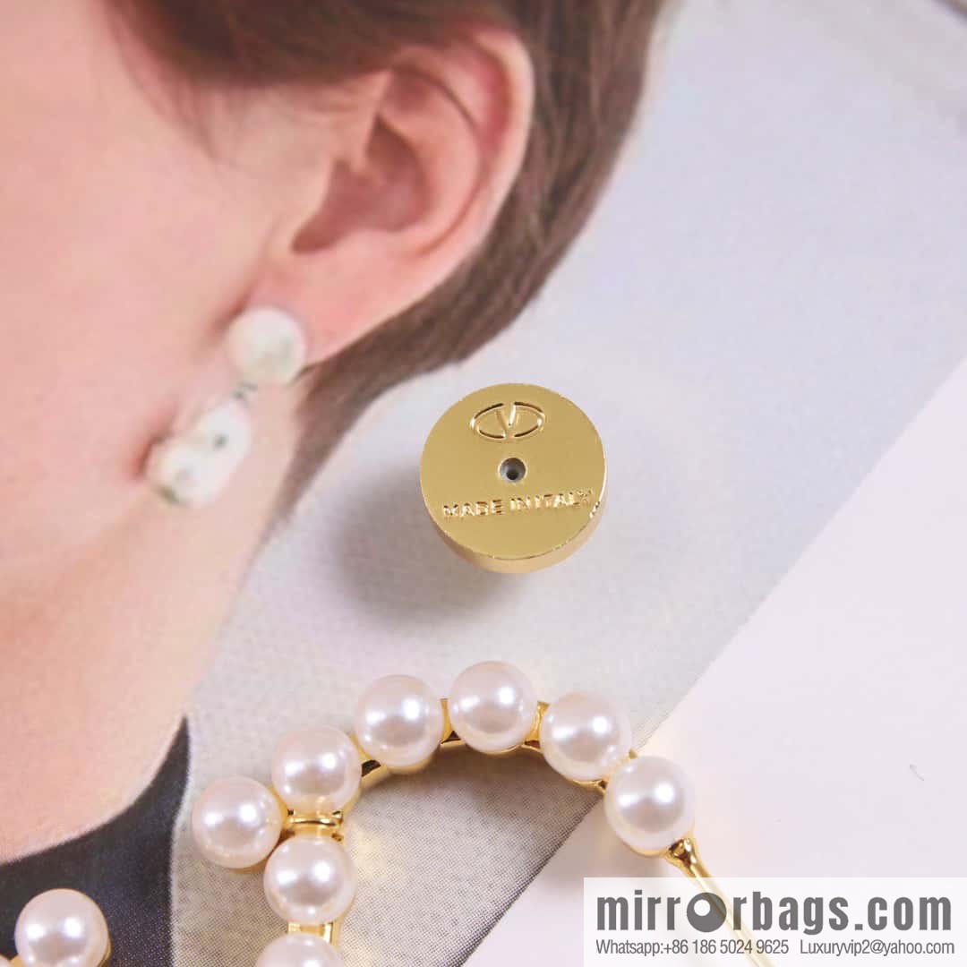 New ☑️ Valentino pearl stud earrings