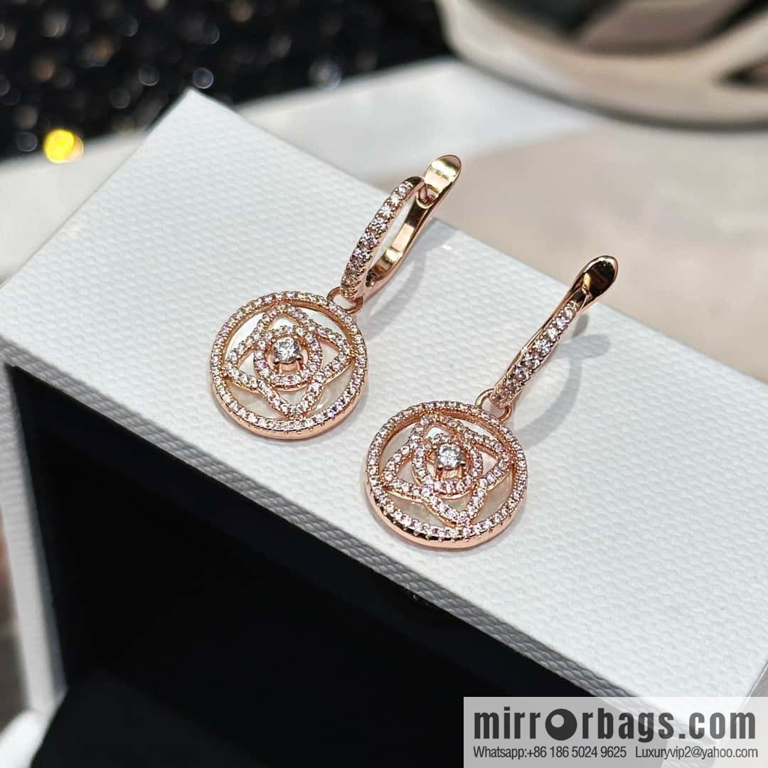 ❗️New ❗️ New ☑️ De Beers De Beers mini lotus white shell lotus stud earrings