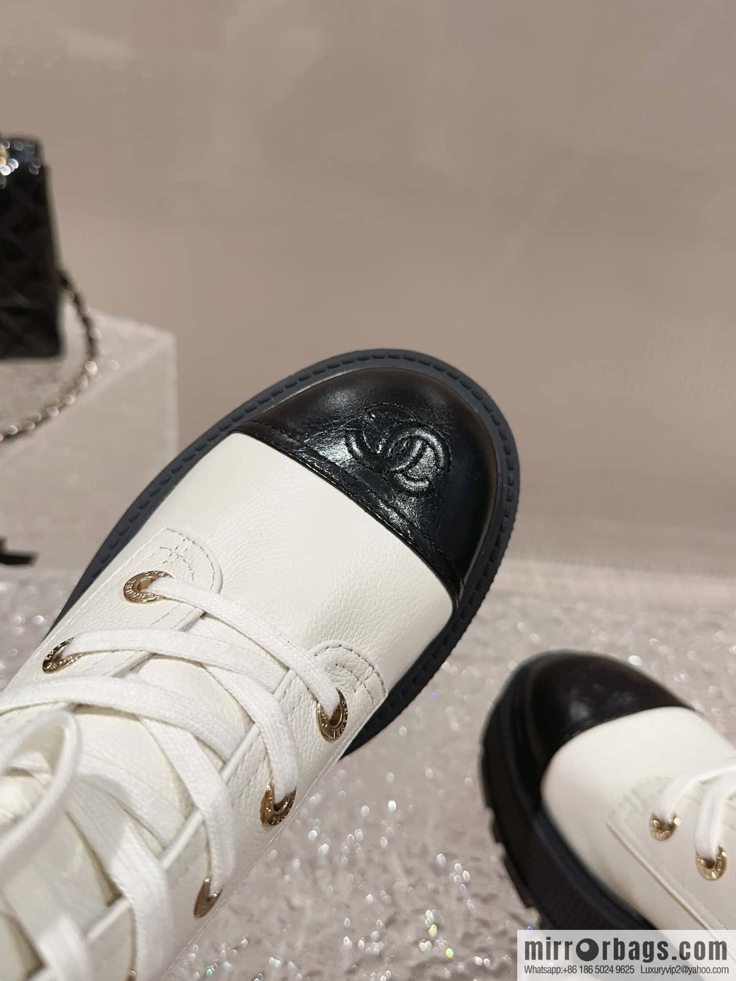 🐰🐰𝐂𝐡*𝐧𝐞𝐥 23 popular [genuine grade] version of the coolest short boots, locomotive boots, thick-soled round head color matching heightened lace-up short boots, Martin boots