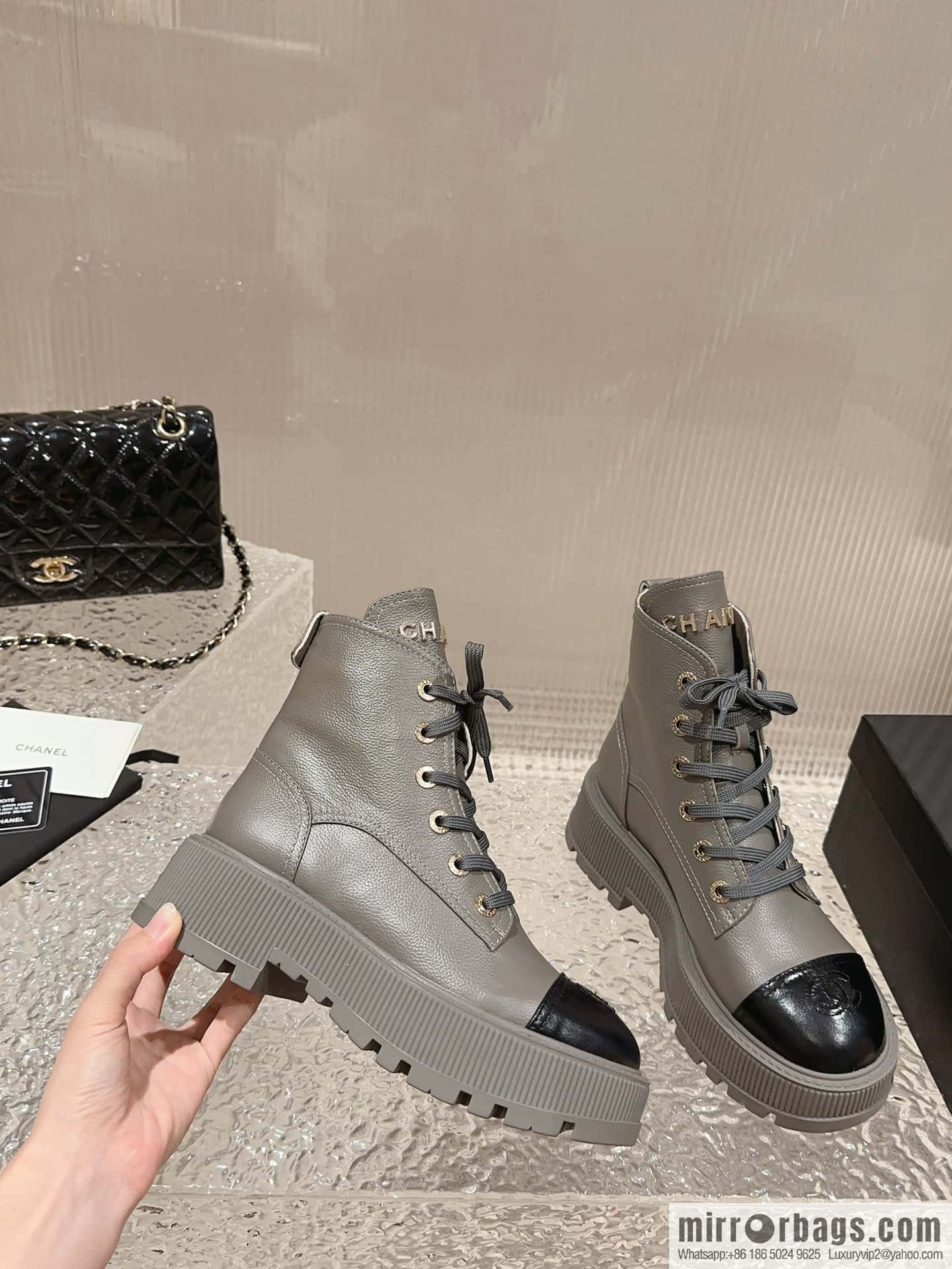 🐰🐰𝐂𝐡*𝐧𝐞𝐥 23 popular [genuine grade] version of the coolest short boots, locomotive boots, thick-soled round head color matching heightened lace-up short boots, Martin boots