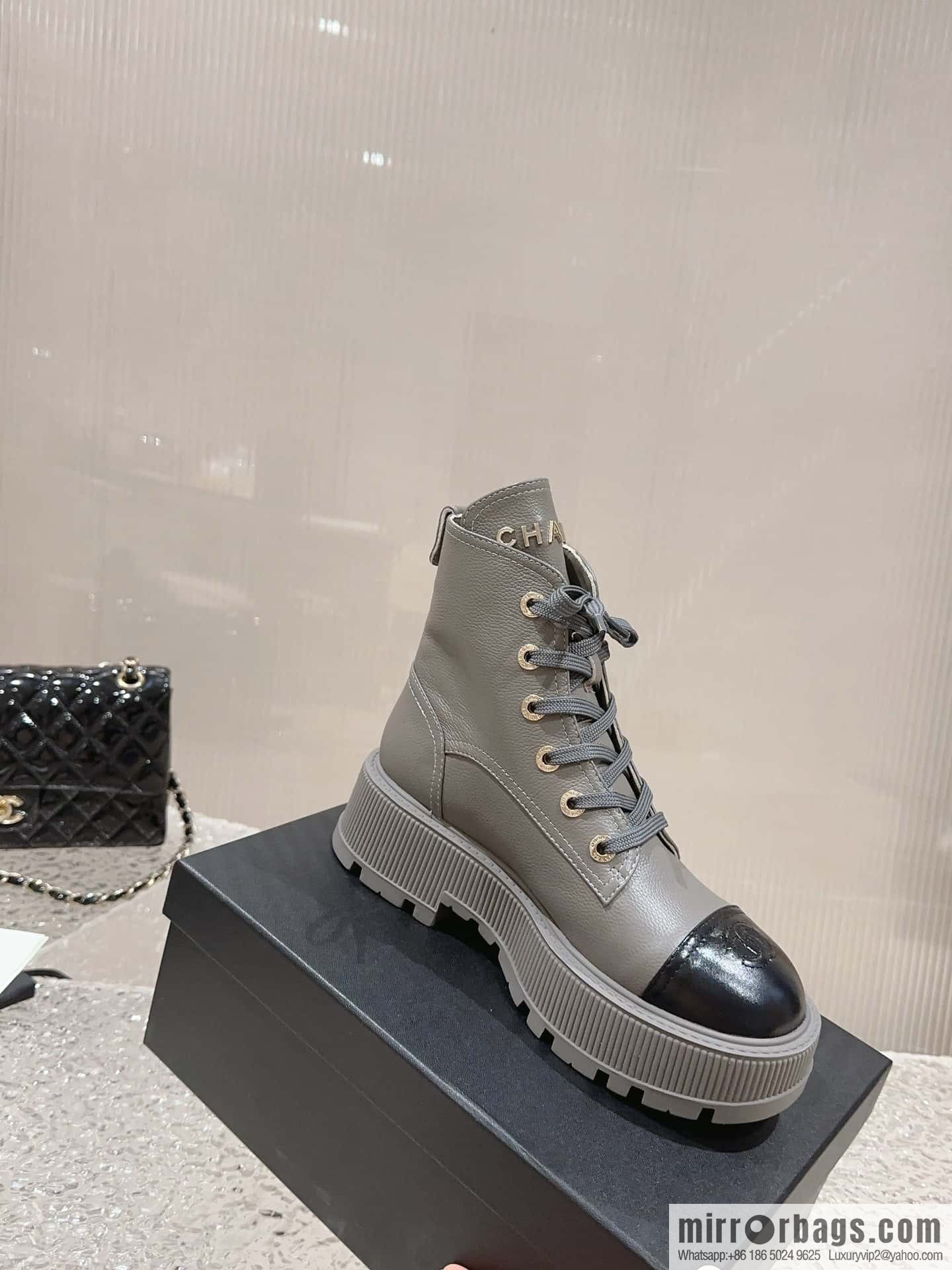 🐰🐰𝐂𝐡*𝐧𝐞𝐥 23 popular [genuine grade] version of the coolest short boots, locomotive boots, thick-soled round head color matching heightened lace-up short boots, Martin boots