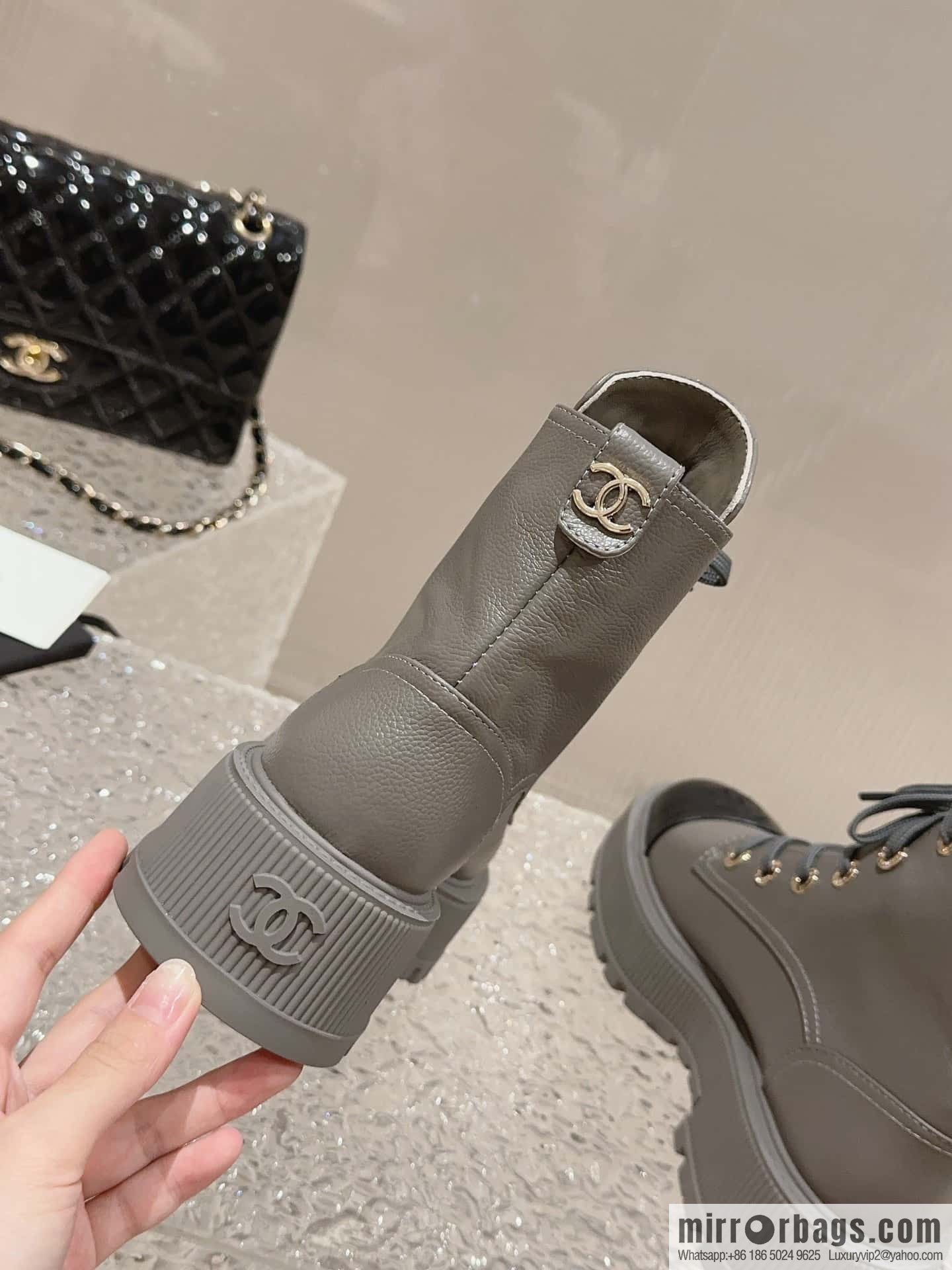 🐰🐰𝐂𝐡*𝐧𝐞𝐥 23 popular [genuine grade] version of the coolest short boots, locomotive boots, thick-soled round head color matching heightened lace-up short boots, Martin boots