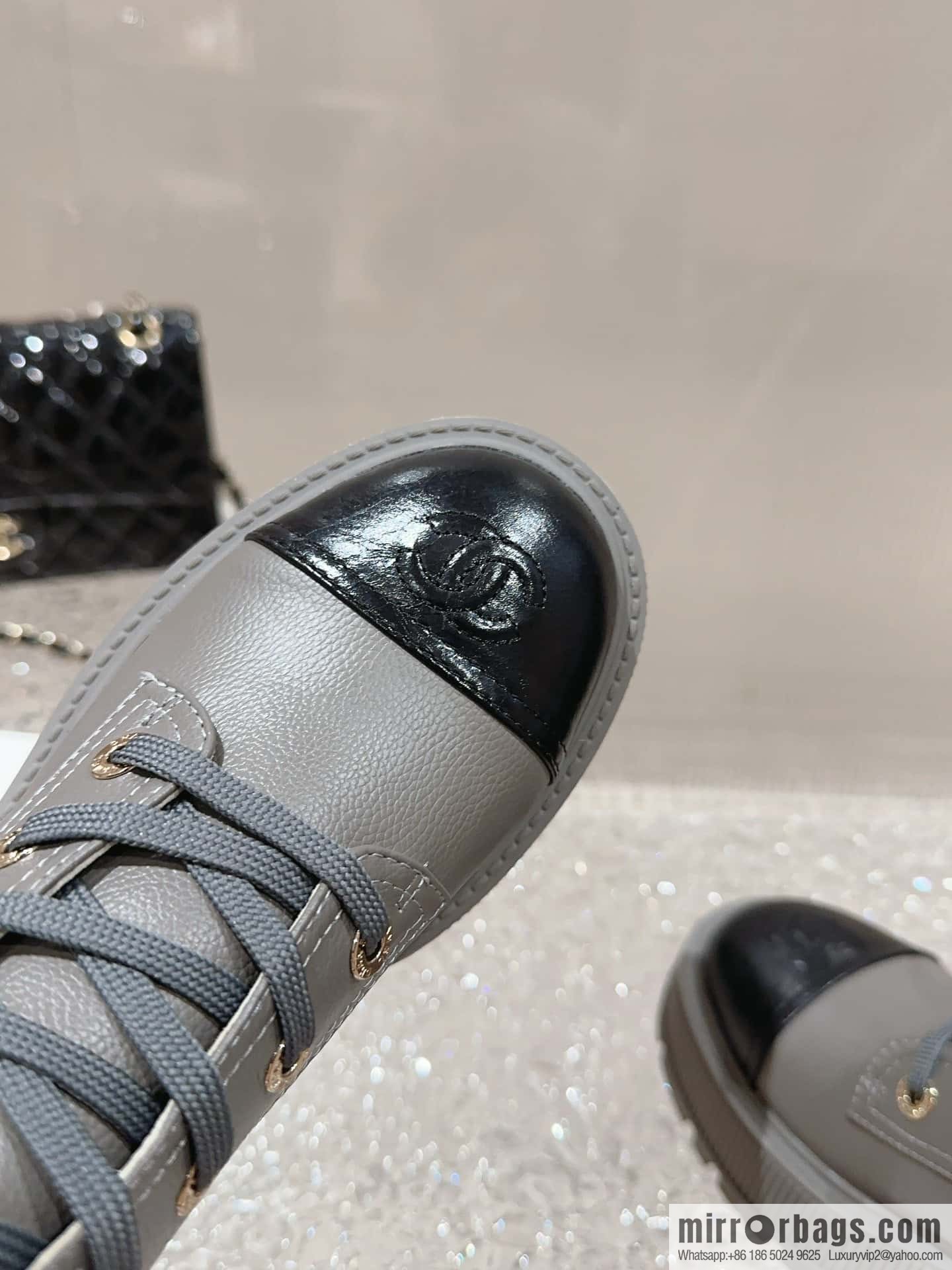 🐰🐰𝐂𝐡*𝐧𝐞𝐥 23 popular [genuine grade] version of the coolest short boots, locomotive boots, thick-soled round head color matching heightened lace-up short boots, Martin boots