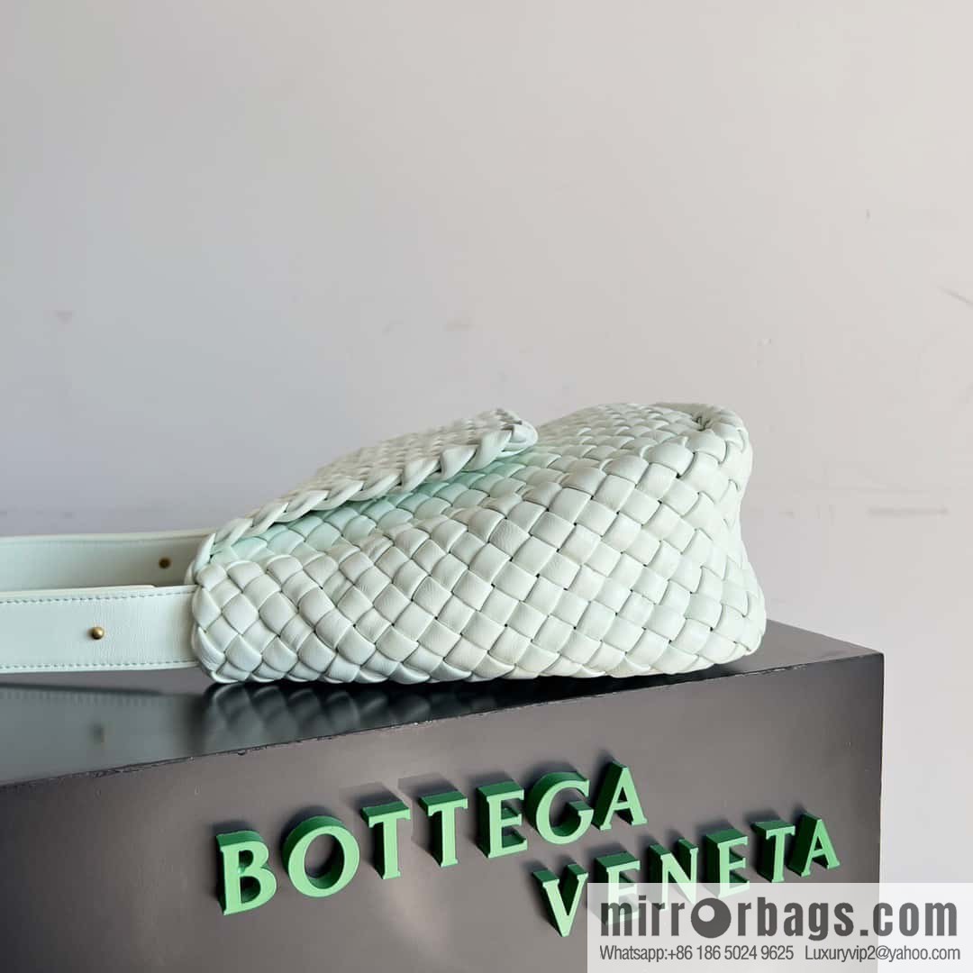 BV new in autumn and winter, the same as Faye Wong, classic small weaving pure hand-woven COBBLE shoulder backpack model number: 709418 ice blue