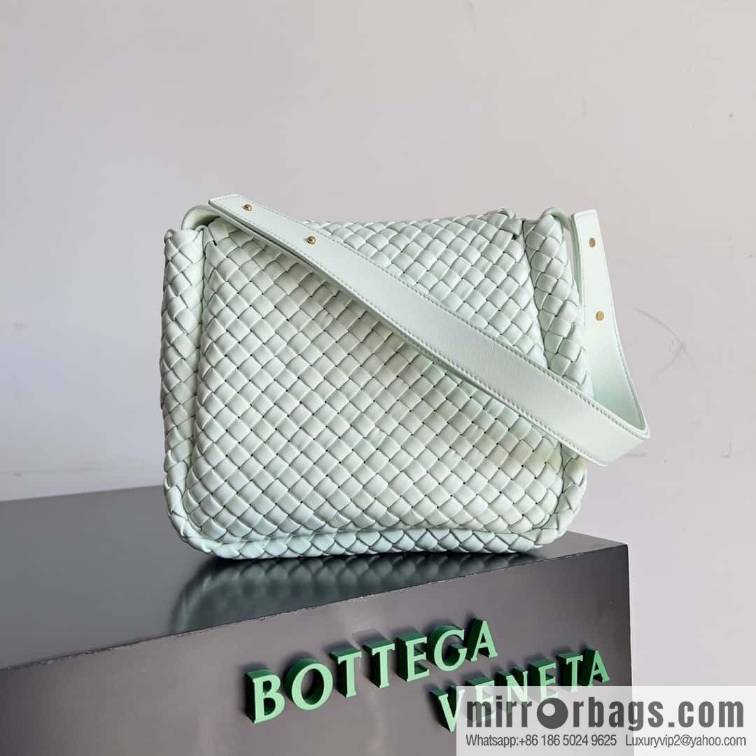 BV new in autumn and winter, the same as Faye Wong, classic small weaving pure hand-woven COBBLE shoulder backpack model number: 709418 ice blue