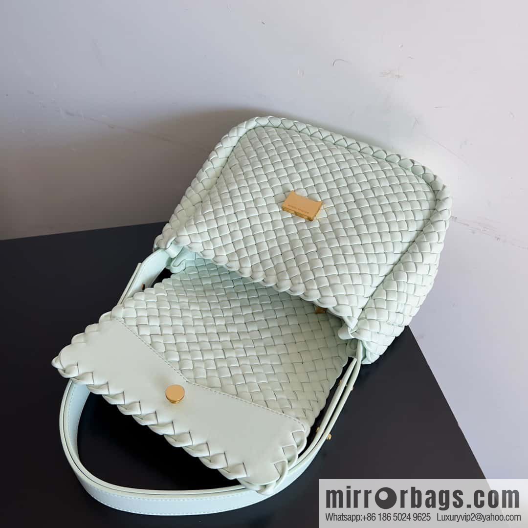 BV new in autumn and winter, the same as Faye Wong, classic small weaving pure hand-woven COBBLE shoulder backpack model number: 709418 ice blue