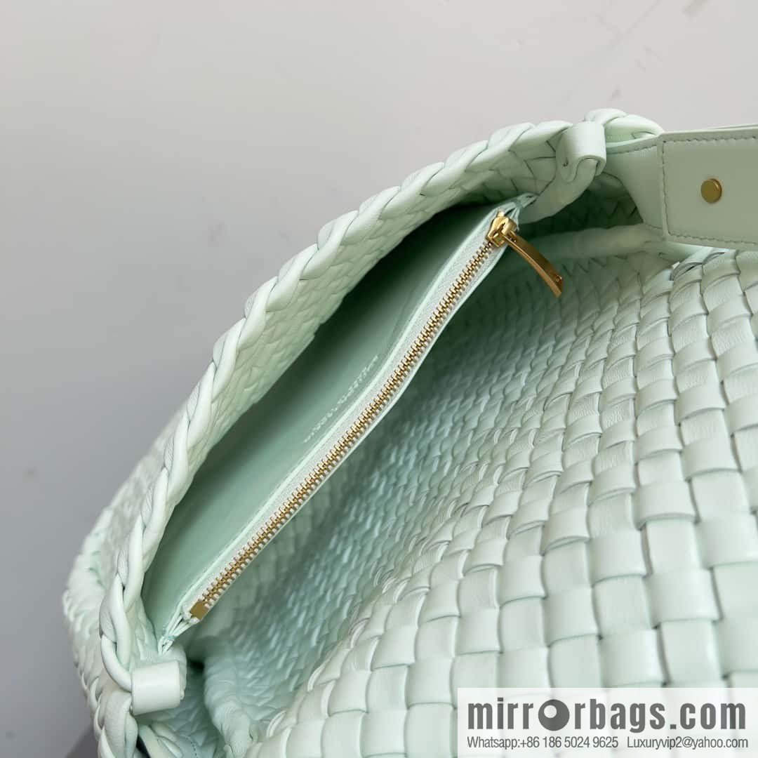 BV new in autumn and winter, the same as Faye Wong, classic small weaving pure hand-woven COBBLE shoulder backpack model number: 709418 ice blue