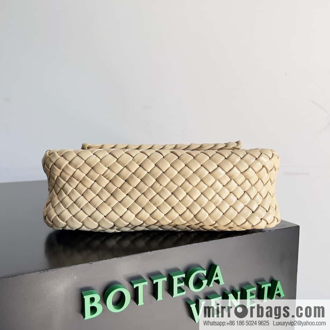 BV new in autumn and winter, the same as Faye Wong, classic small weaving pure hand-woven COBBLE shoulder backpack model number: 709418 oat color