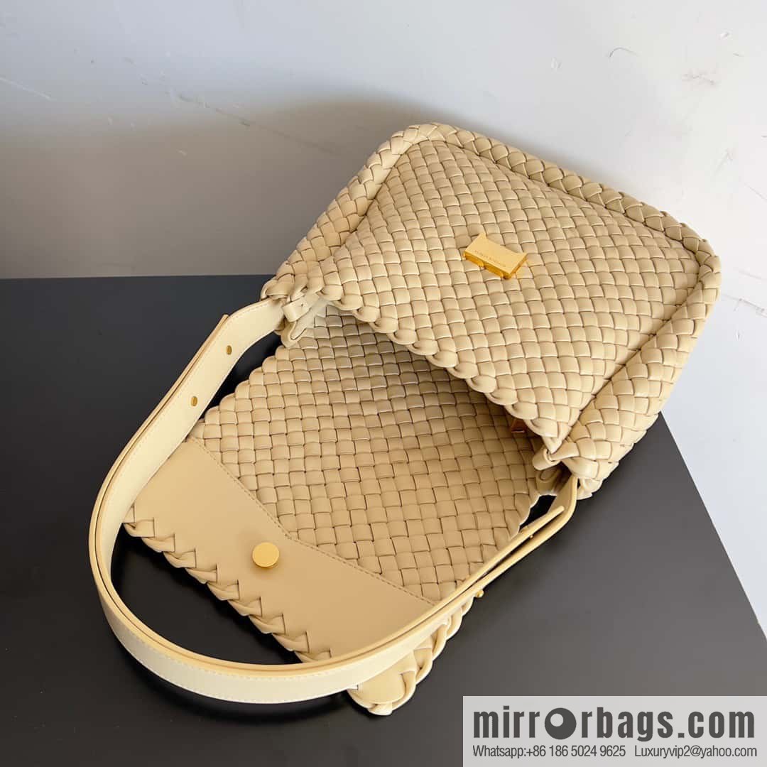 BV new in autumn and winter, the same as Faye Wong, classic small weaving pure hand-woven COBBLE shoulder backpack model number: 709418 oat color