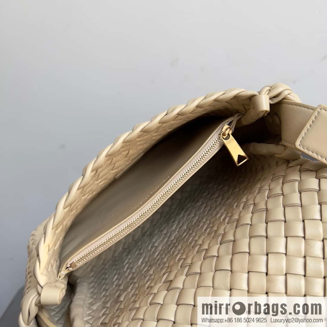 BV new in autumn and winter, the same as Faye Wong, classic small weaving pure hand-woven COBBLE shoulder backpack model number: 709418 oat color